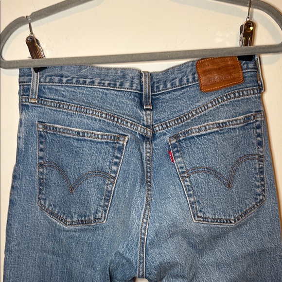 Levi's Wedgie Blue Ankle Cropped Jeans with Vintage Appeal - Picture 6 of 7